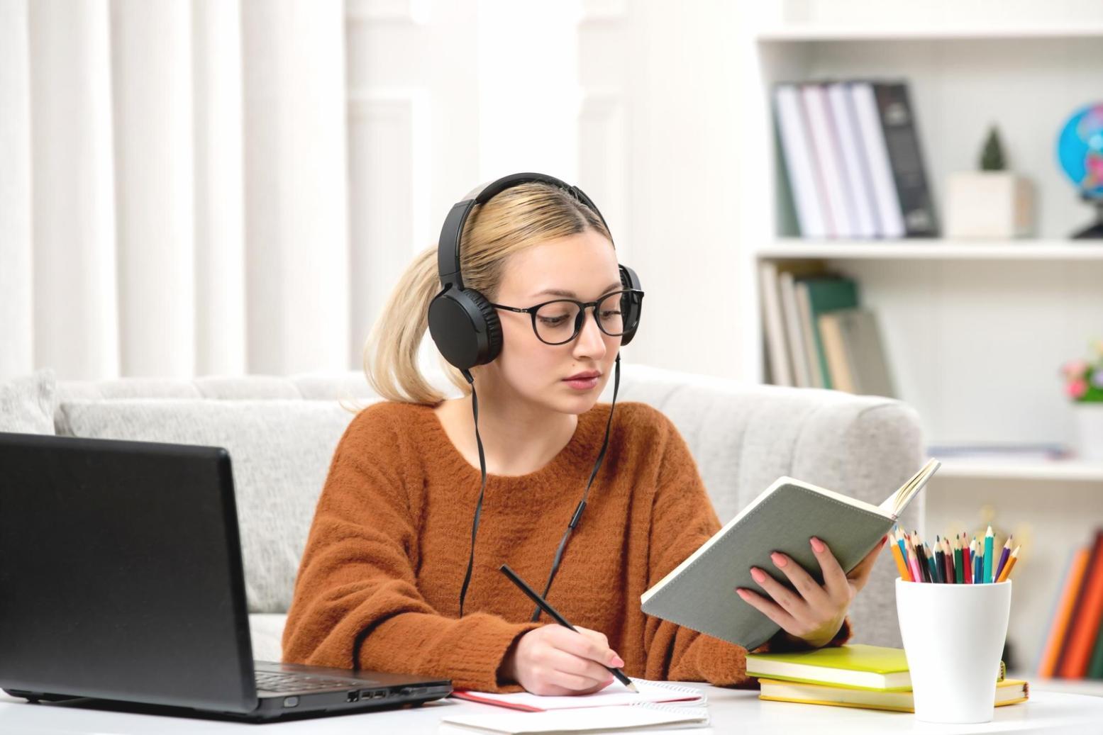 Biblioteca moderna con libros de literatura española contemporánea